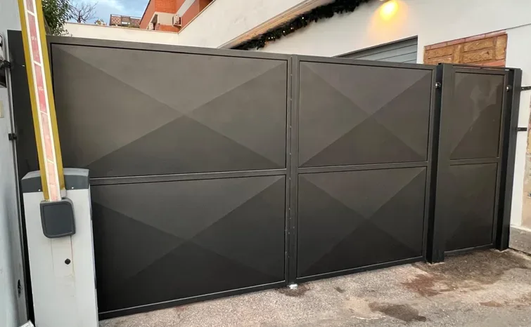 Cancello a battente in ferro realizzato a Roma con struttura robusta e finiture curate.