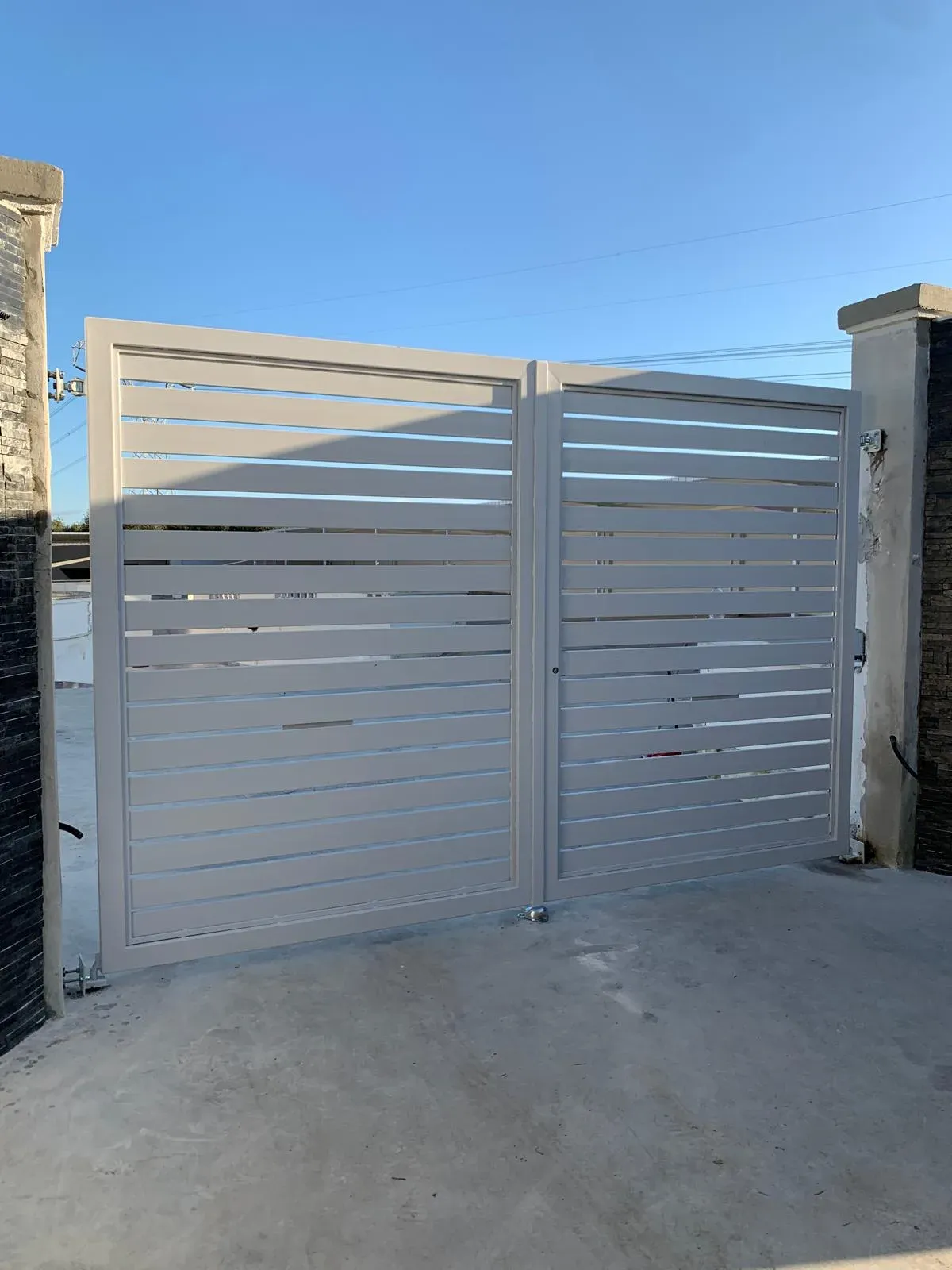 Cancello in ferro a battente su ingresso residenziale