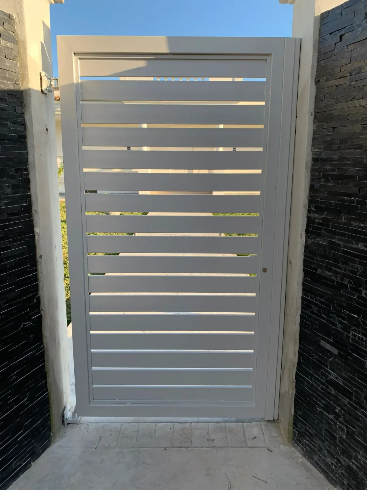 Cancello in ferro carrabile e pedonale coordinato realizzato a Latina con struttura robusta e finiture protettive.