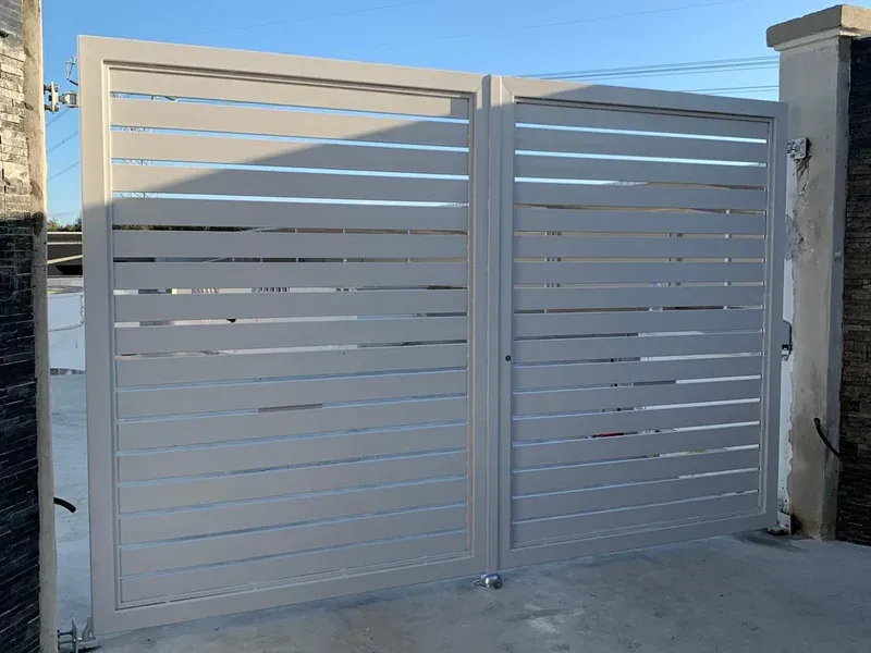 Cancello in ferro moderno a doppia anta installato ad Aprilia, Roma e provincia