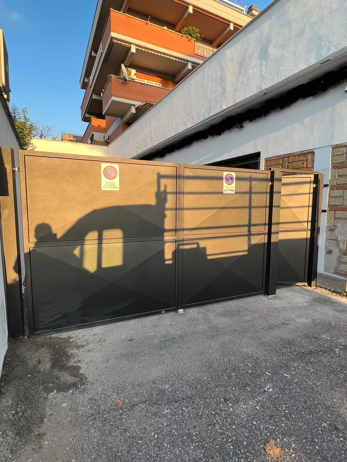 Cancello carrabile motorizzato in ferro con automazione integrata