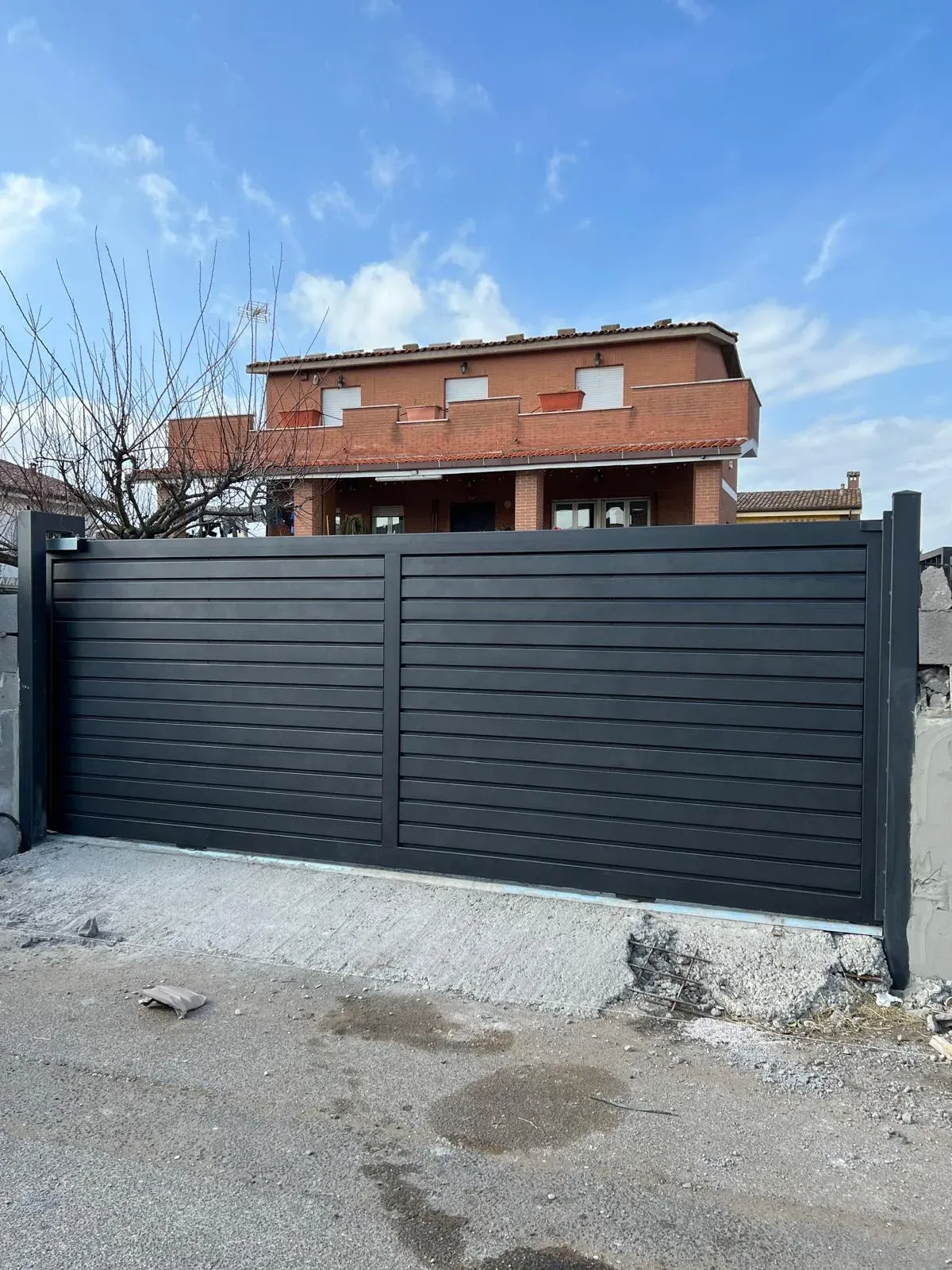 Cancello in ferro scorrevole su binario per ingresso carrabile