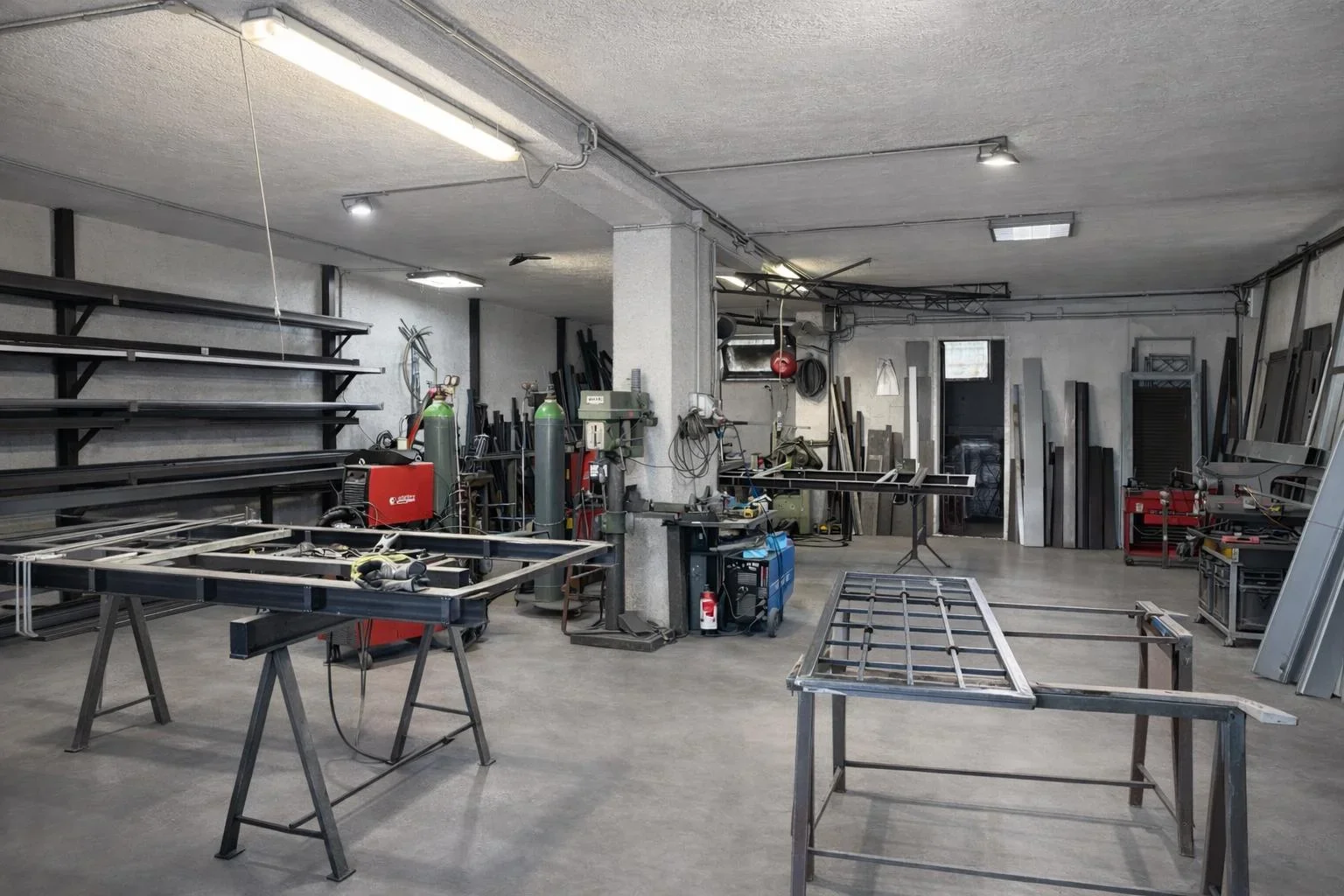 Infissi ed Altro durante installazione finestre ad Aprilia, Roma e province - 30 anni di esperienza nel Lazio