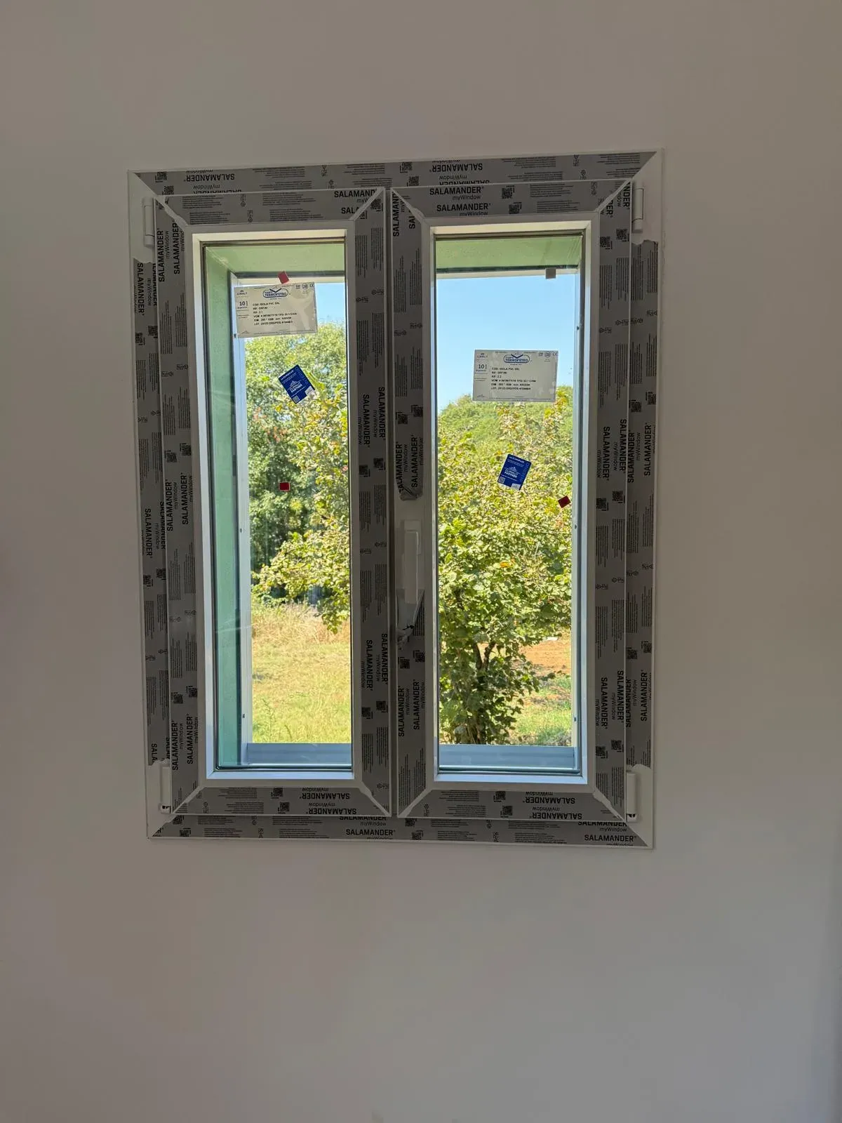 Immagine illustrativa di finestra battente vasistas in PVC bianco con apertura a vasistas per aerazione controllata