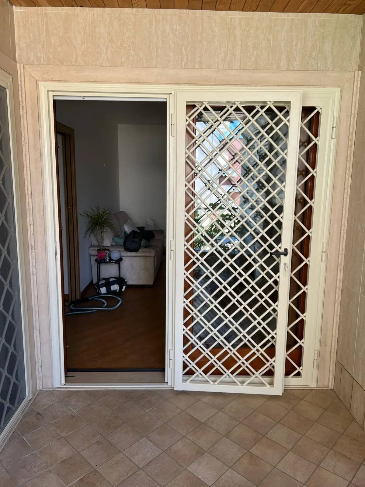 Inferriata a battente realizzata a Latina con struttura in ferro su misura e finiture protettive.