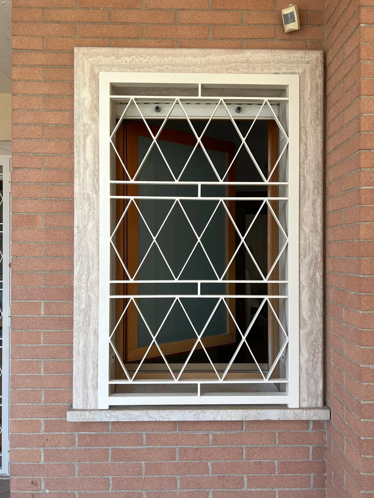 Inferriata fissa in ferro realizzata a Roma per aumentare la sicurezza dell’abitazione con finiture resistenti.