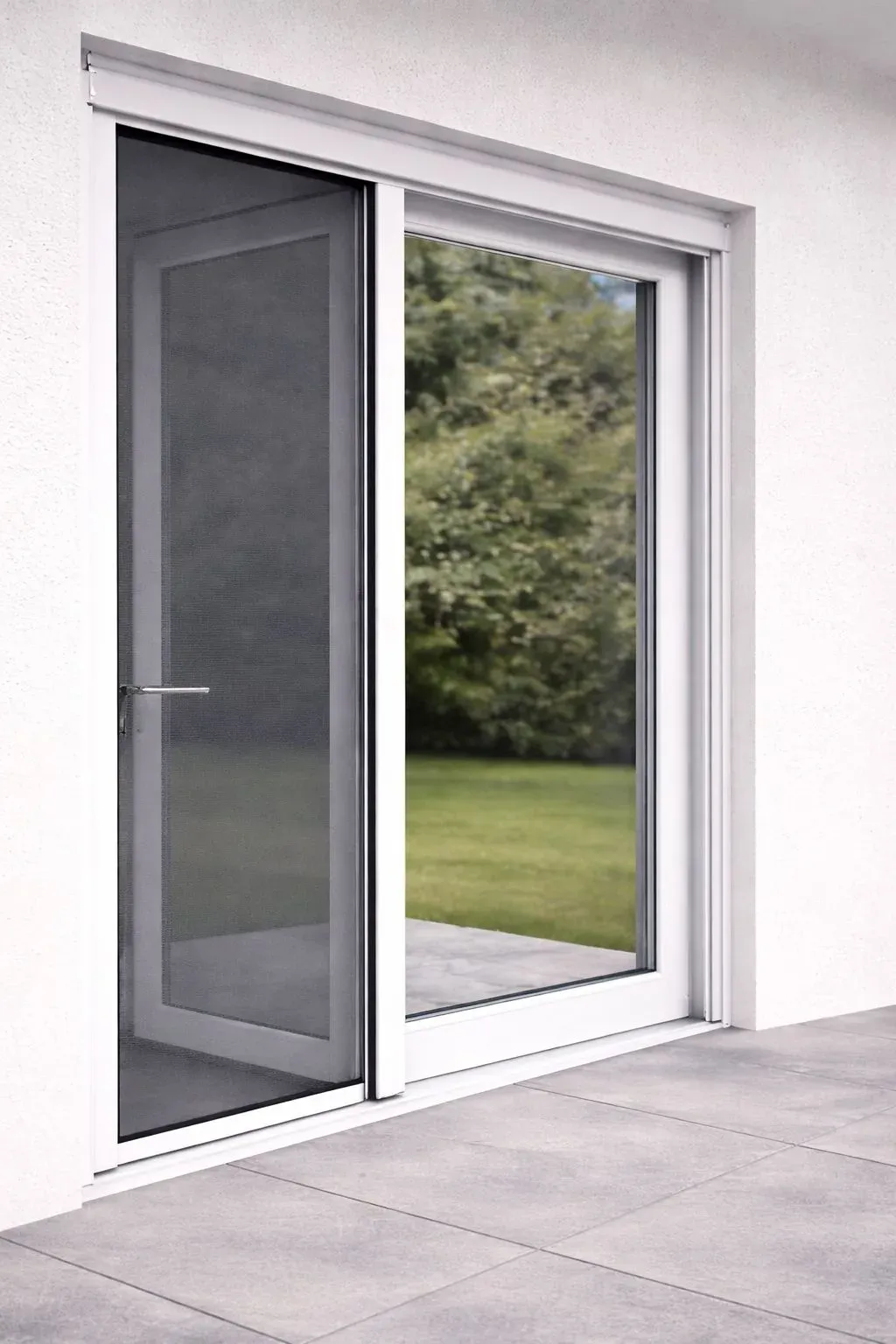 Zanzariera a rullo installata su portafinestra, soluzione verticale e laterale per uso quotidiano.