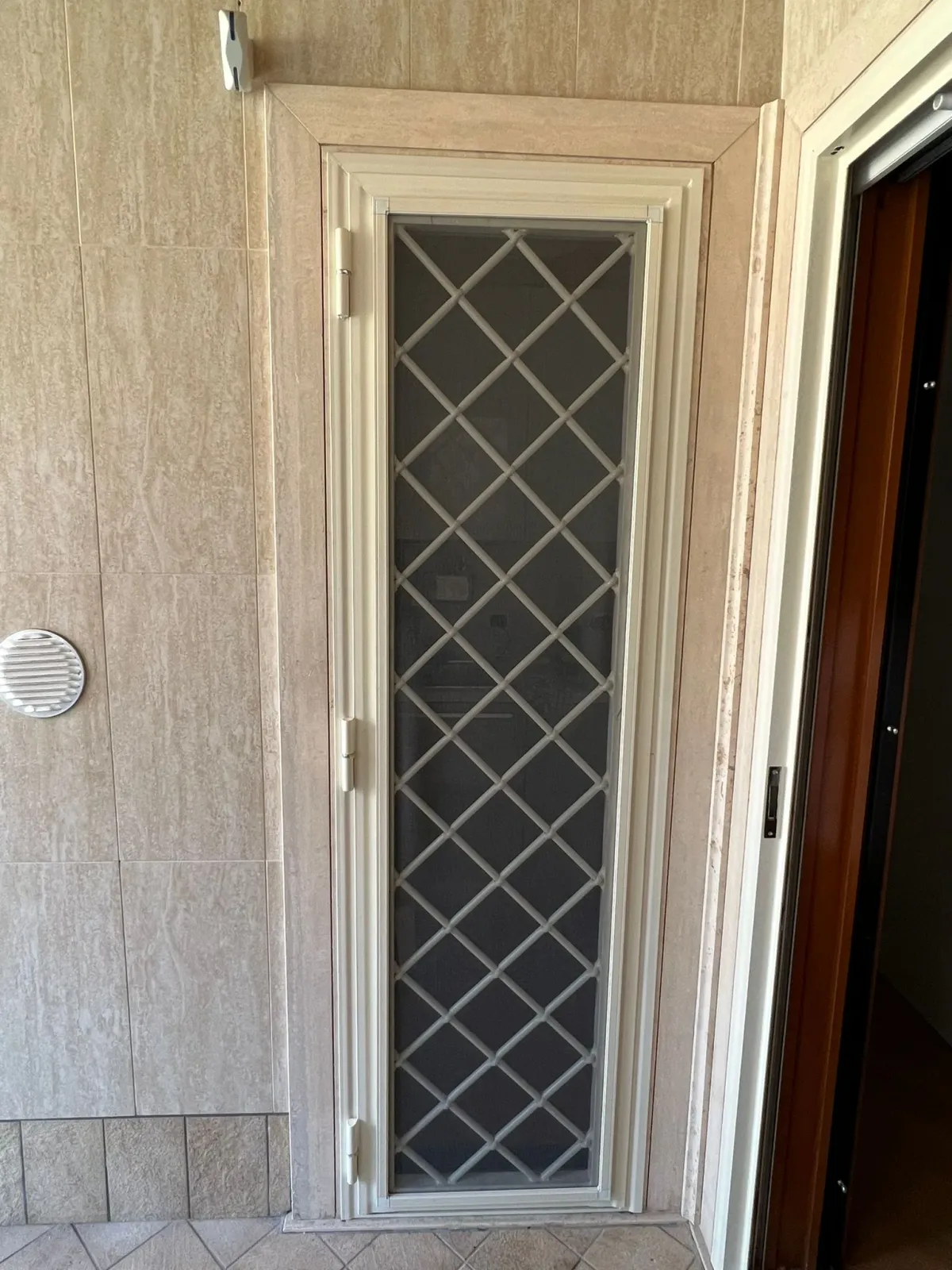 Zanzariera fissa con telaio a calamita in alluminio, soluzione removibile e discreta.